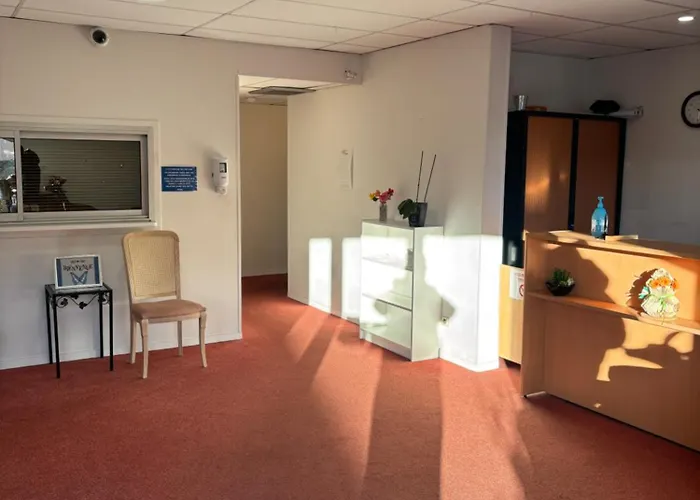 Climatise Avec Parking Securisee 105 *